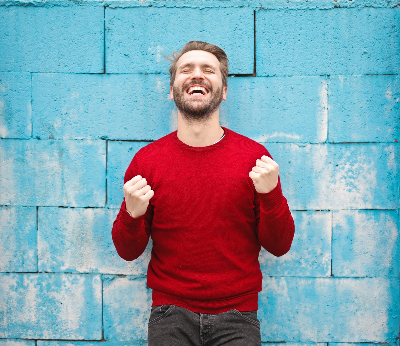 man-in-red-crew-neck-sweatshirt-photography-941693.png